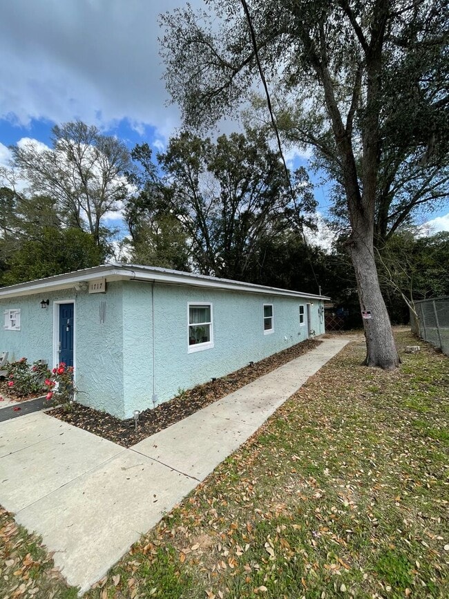 Foto del edificio - Open floor plan, four-bedroom two-bathroom with washer and dryer