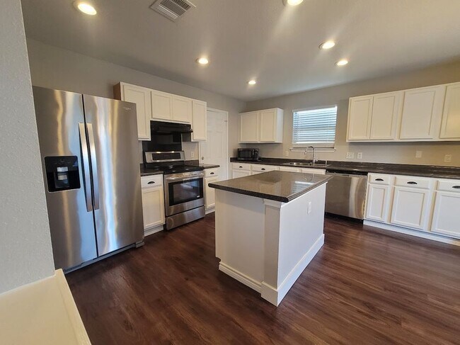 Foto del edificio - 4402 King's Canyon Dr