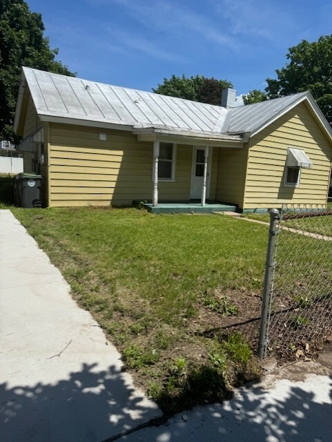 Building Photo - 826 7th St S