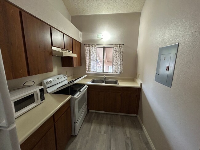 Building Photo - Spacious 2-bedroom unit now available at N...