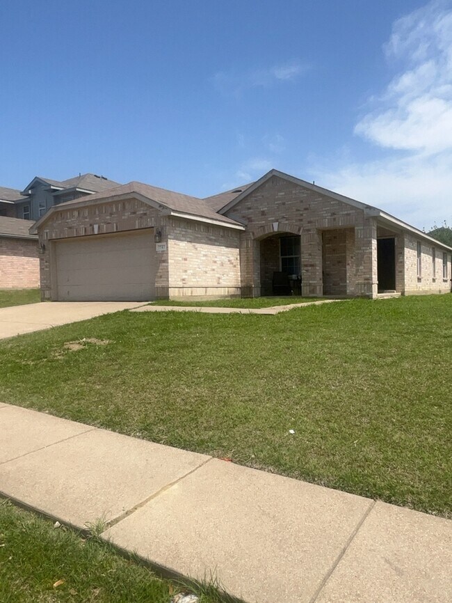 Foto del edificio - This beautiful Corner lot home ! 4 bedroom 2 bath in Mansfield ISD