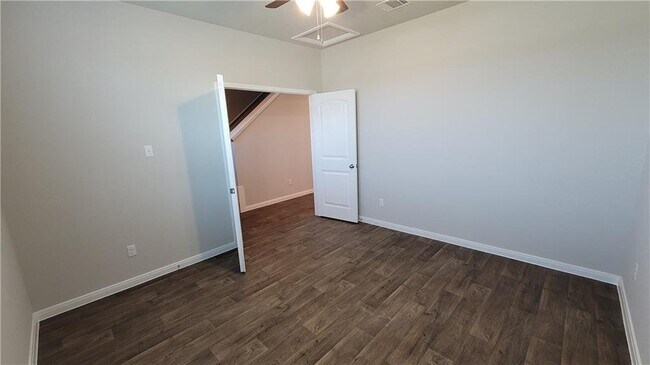Foto del edificio - 6406 Kildare Dr