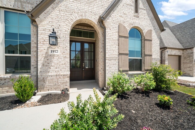 Foto del edificio - Stunning 4-Bed, 4.5-Bath Home with Pool Access and Private Yard in New Braunfels