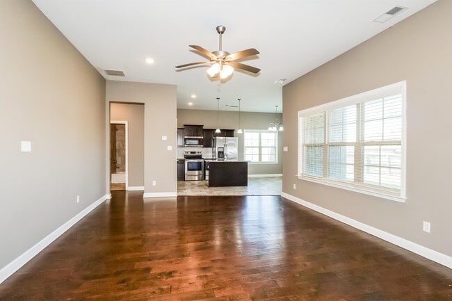 Building Photo - 90 Fairway Hills Dr