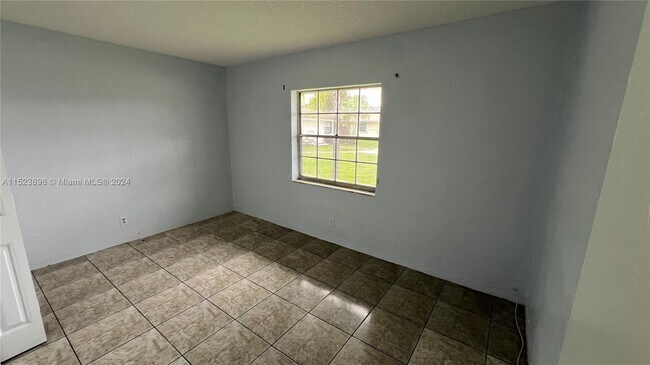 Building Photo - 6021 SW 36th Ct