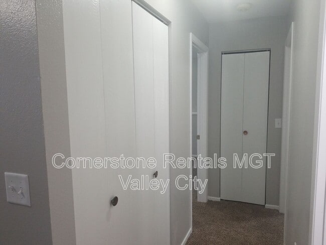 Building Photo - 2 bedroom 1 bathroom Townhouse