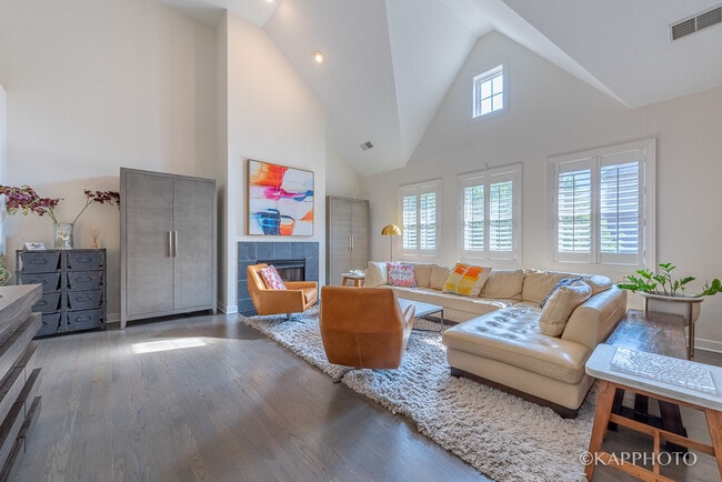 Building Photo - 1942 S Prairie Ave