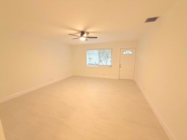 Building Photo - 626 Prosperity Farms Rd