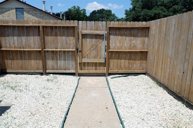 Building Photo - 1919 Country Village Blvd