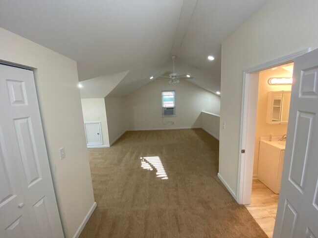 Building Photo - 3 bedroom house off of Bardstown Rd