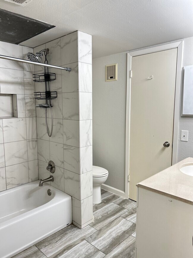 Building Photo - 644 W Collins St