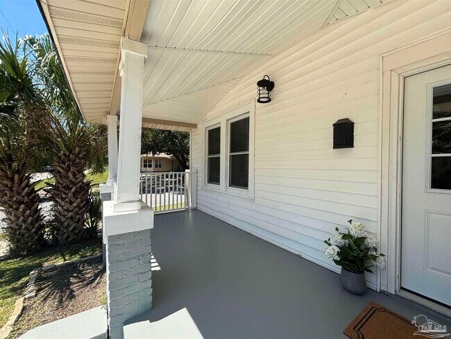 Building Photo - 1118 W Belmont St