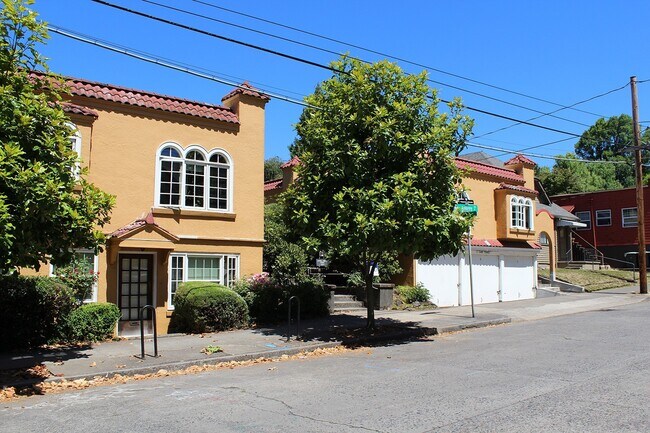 Building Photo - 3087 SE Ankeny St