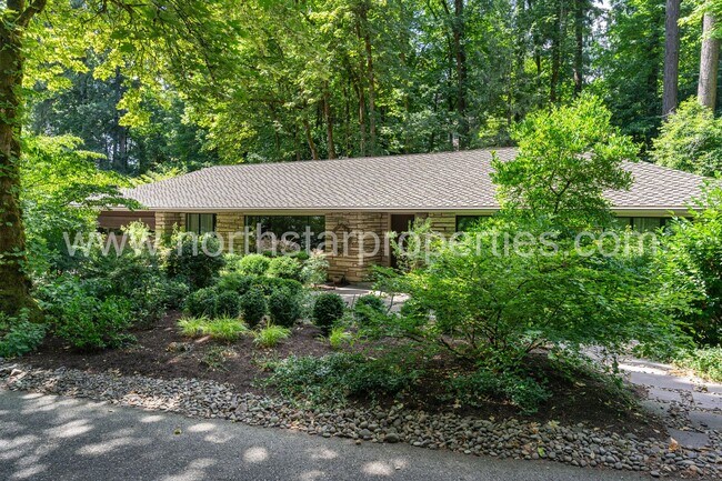 Building Photo - Magical Oswego Lake Country Club area Home.