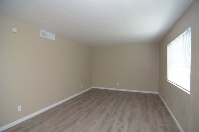 Building Photo - Recently Remodeled 2 Bedroom 1 Bath Fourplex! Great Central Location!