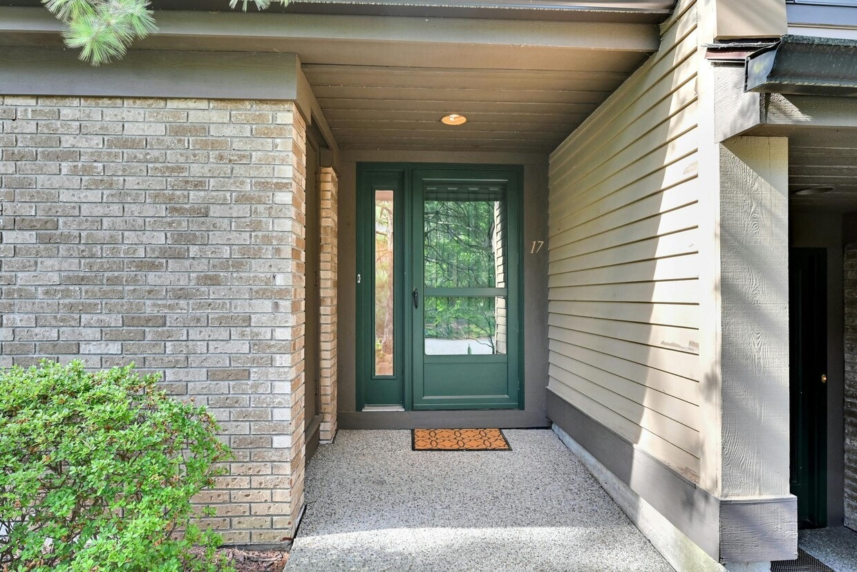 17 Sandburg Ct, Mahwah, NJ 07430 Condo for Rent in Mahwah, NJ