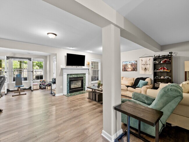 Foto del edificio - Elegant Colonial Townhome Living in Histor...