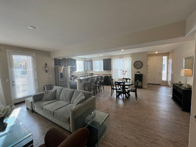 Building Photo - Furnished $2175 / Unfurnished $1950