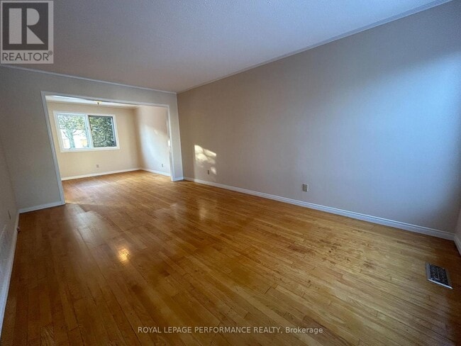 Building Photo - 461 Princess Louise Dr.