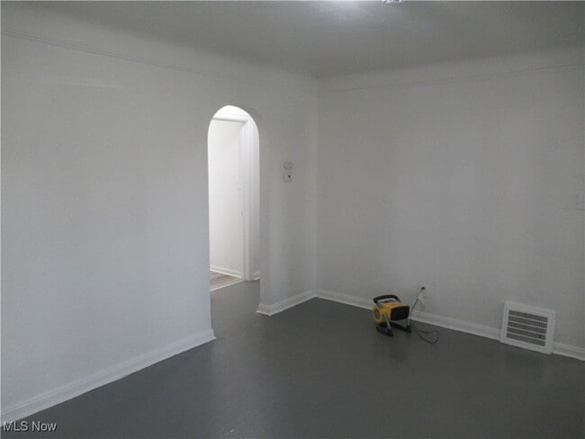 Building Photo - 13818 Belleshire Ave