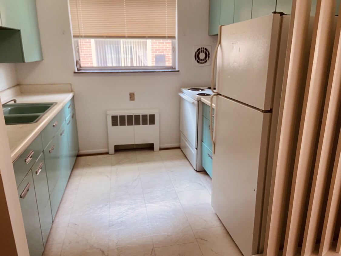 Retro kitchen with electric stove - 2517 Vera Ave