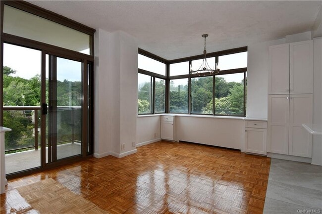 Building Photo - 35 N Chatsworth Ave