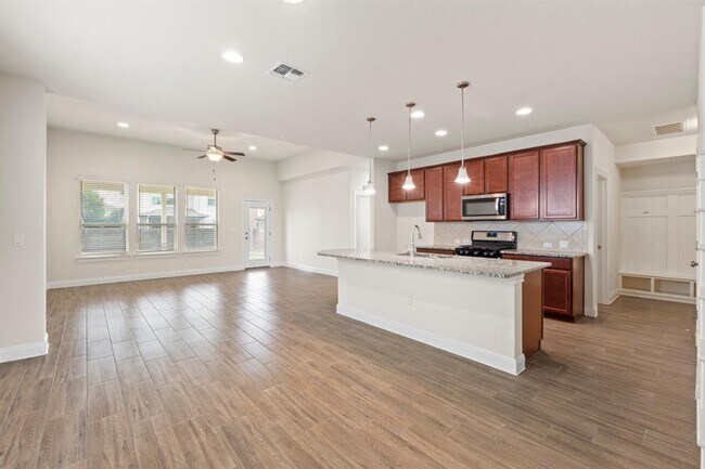 Building Photo - 14011 Hedera Dr