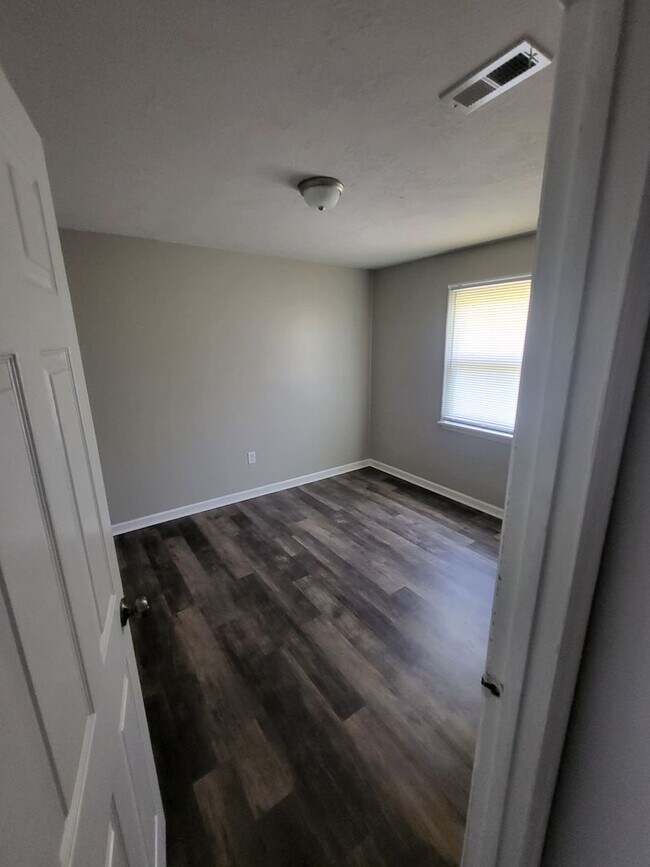 Foto del edificio - 3 bdroom 1.5 bath off Tobacco Rd