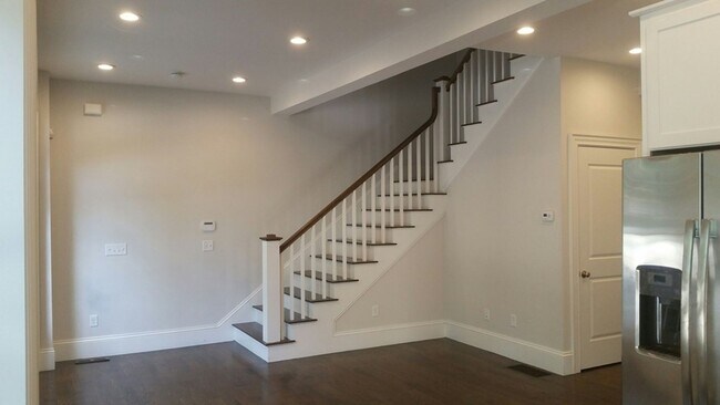 Foto del edificio - 4-bed + 4-bath Luxury Town House
