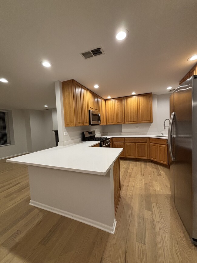 Quartz Breakfast counter - 917 S Laflin St