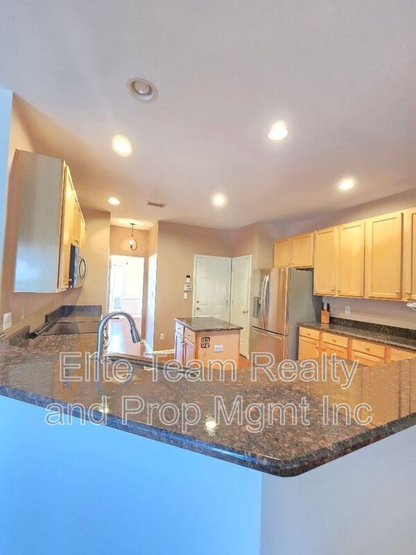 Foto del edificio - 8221 Brookings Dr