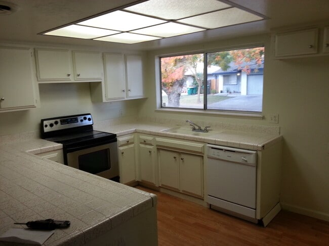 Kitchen - 621 E Yorkshire Dr