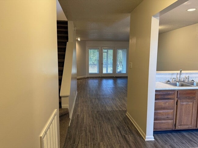 Photo - 10417 Victoria Dr Townhome