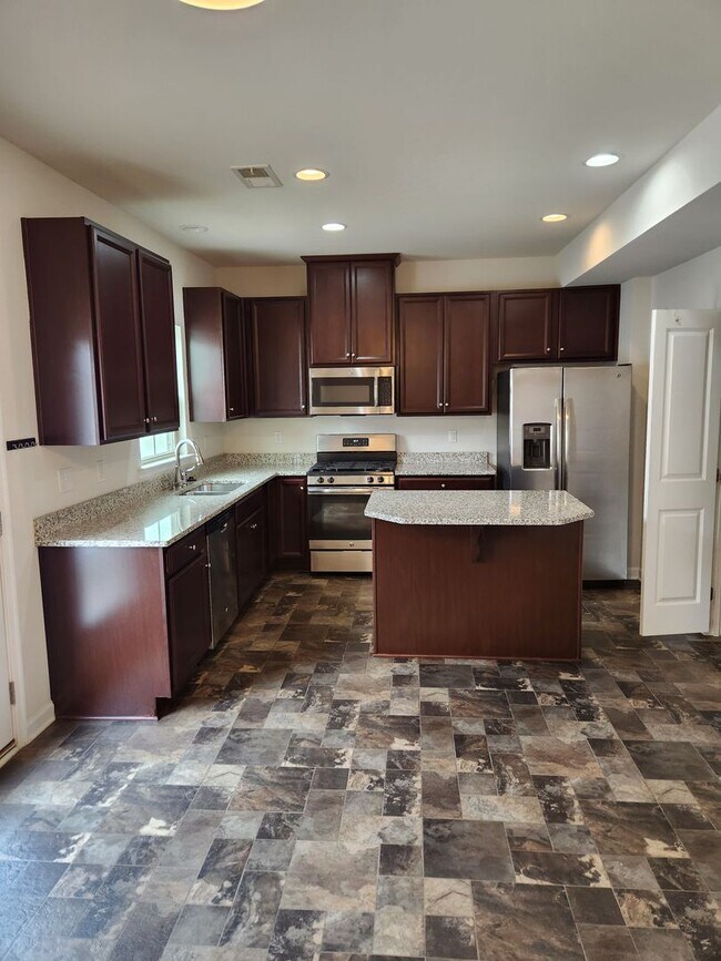 Foto del edificio - Modern 3 bed Townhouse-Foxcreek Subdivision -Moseley/Chesterfield