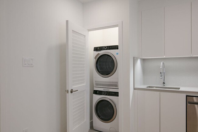 Photo du bâtiment - 4880 Queen Mary Road