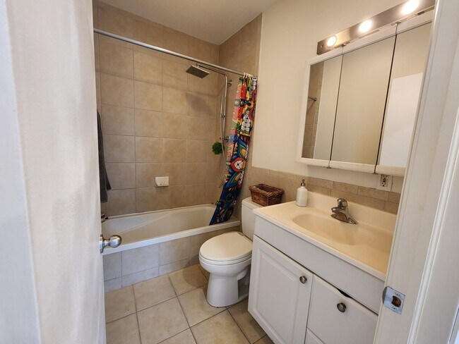 4-Piece Bathroom - 868 Broadview Av