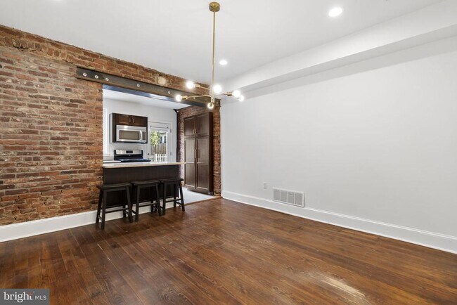 Building Photo - 465 Ripka St