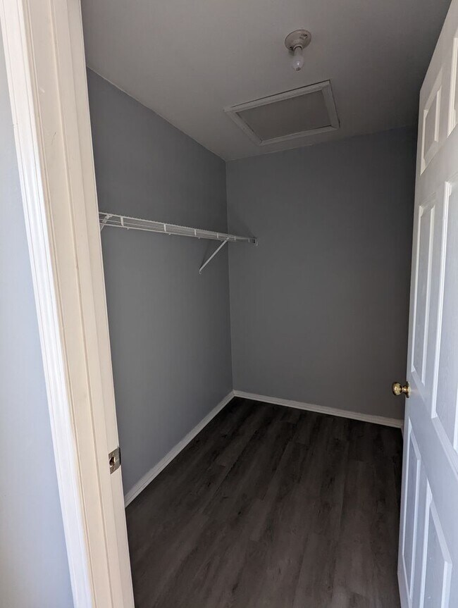 Foto del edificio - Upstairs 2 Bedroom Updated Apartment
