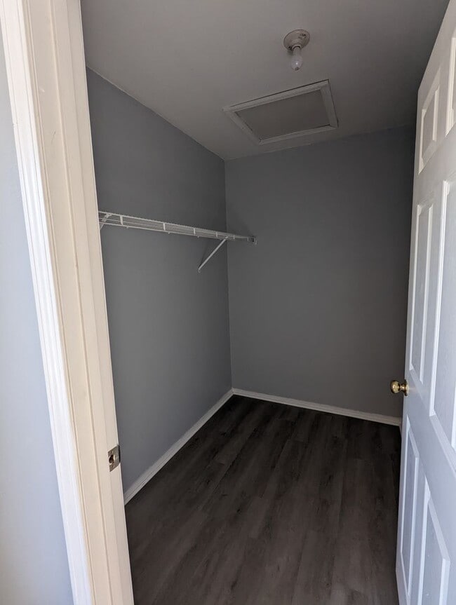 Building Photo - Upstairs 2 Bedroom Updated Apartment