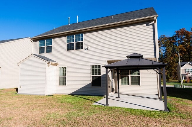 Building Photo - Spacious 5 Bedroom, 3 bath home in Greensb...