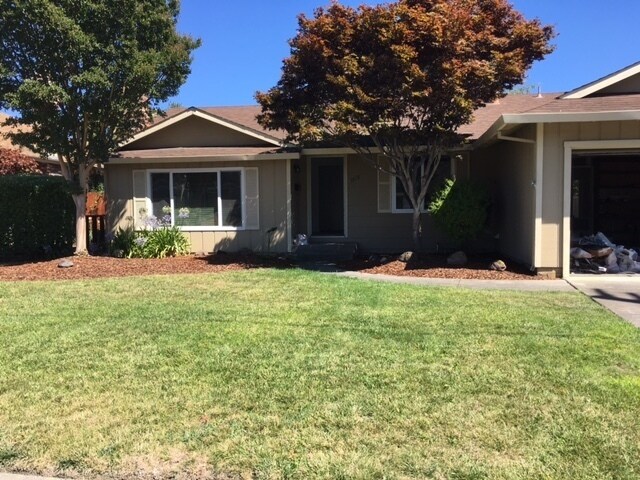 Foto del edificio - One Level House ~  3br/2ba East Petaluma home