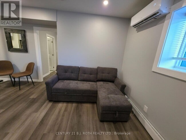 Building Photo - 82 Albert St N