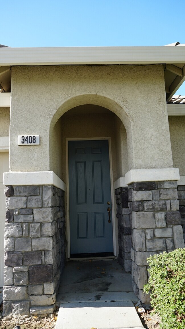 Foto del edificio - Gorgeous 3 bedroom 2 bathroom home in Sacramento!