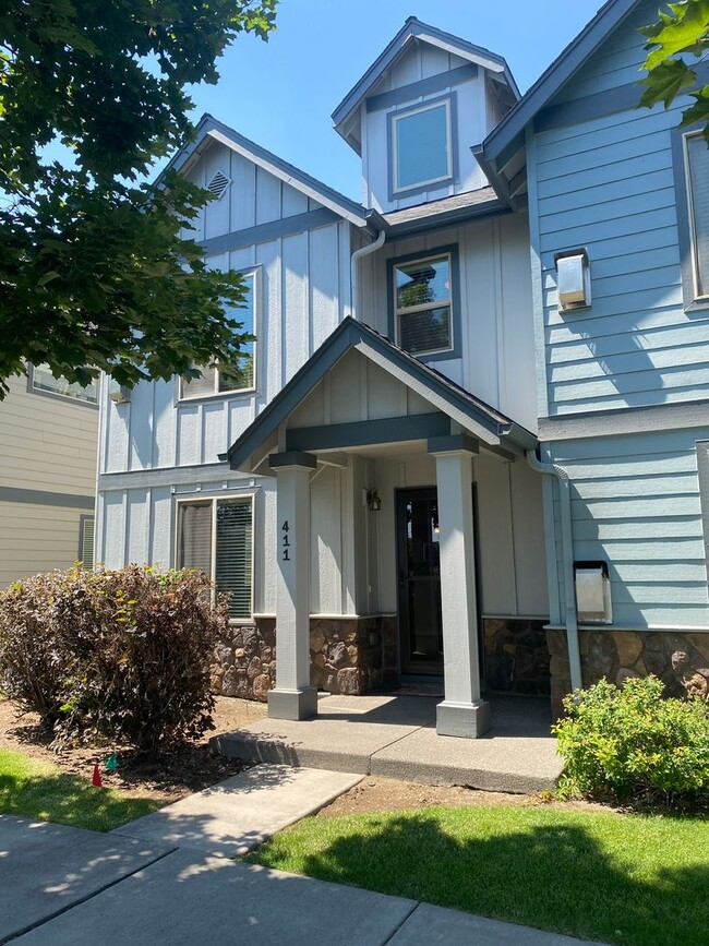 Building Photo - Lovely End Unit 3 Bedroom Townhome in Redm...