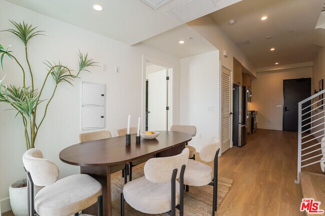 Building Photo - 611 N Virgil Ave