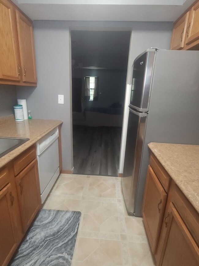 Building Photo - 2 bedroom 1.5 Bath townhome with 1 car gar...