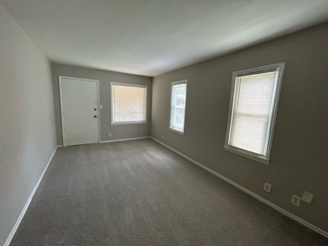 Building Photo - Charming 3-Bedroom Home in a Convenient Hu...