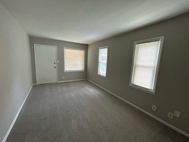 Foto del edificio - Charming 3-Bedroom Home in a Convenient Hu...