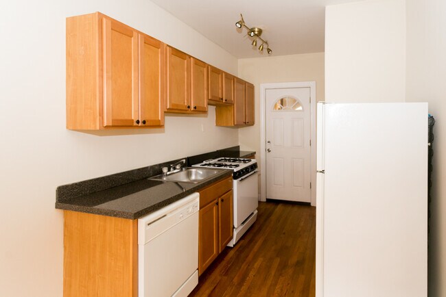 Building Photo - 619 W Cornelia Ave