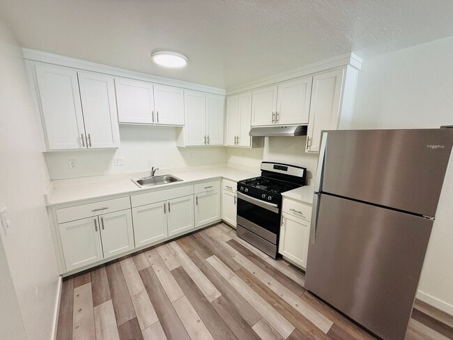 Building Photo - 2 bed 1 bath apartment for rent in South Lake Tahoe